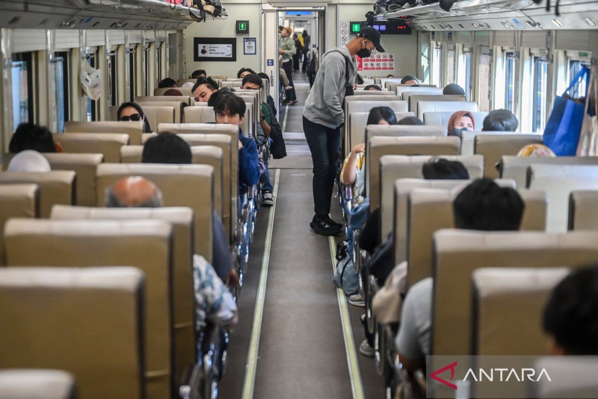 Peak of Eid al-Adha holiday return rush sees 41,534 train passengers arrive in Jakarta