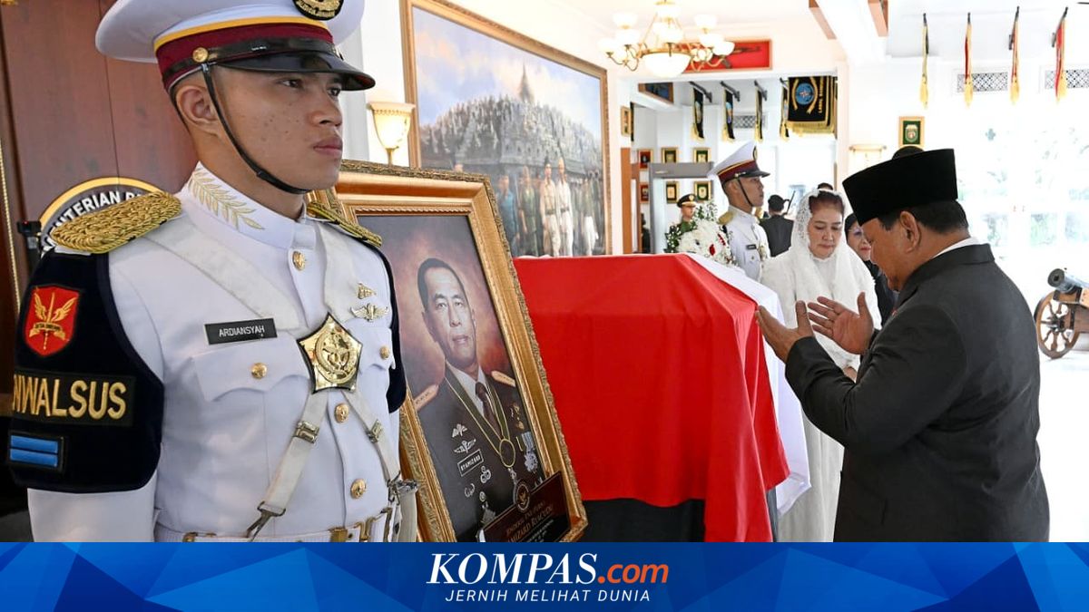 President Prabowo Pays Respects at Ryamizard Ryacudu's Funeral Ceremony