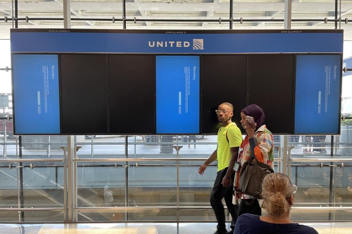 United Airlines flight to Spain diverted after Bluetooth device threat alert