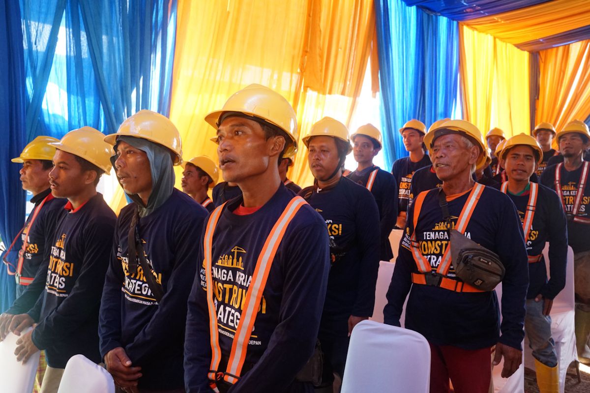 Brantas Abipraya supports certification of 300 construction workers for Lampung People's School project
