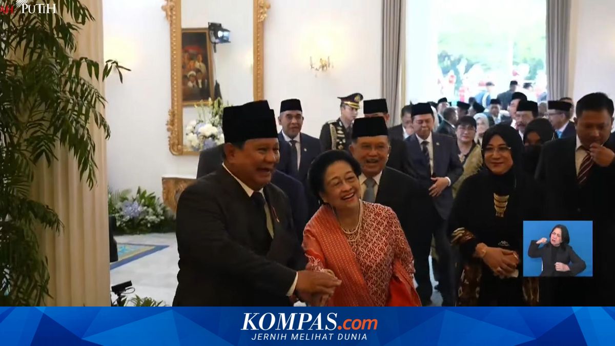 Prabowo and Megawati hold hands and smile after Pancasila Day ceremony