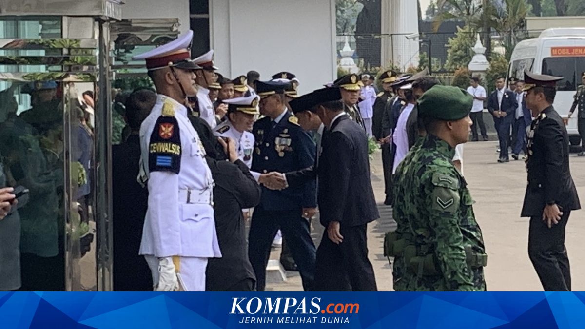 Vice President Gibran Pays Respects to Former Defence Minister Ryamizard Ryacudu Lying in State at Ministry of Defence