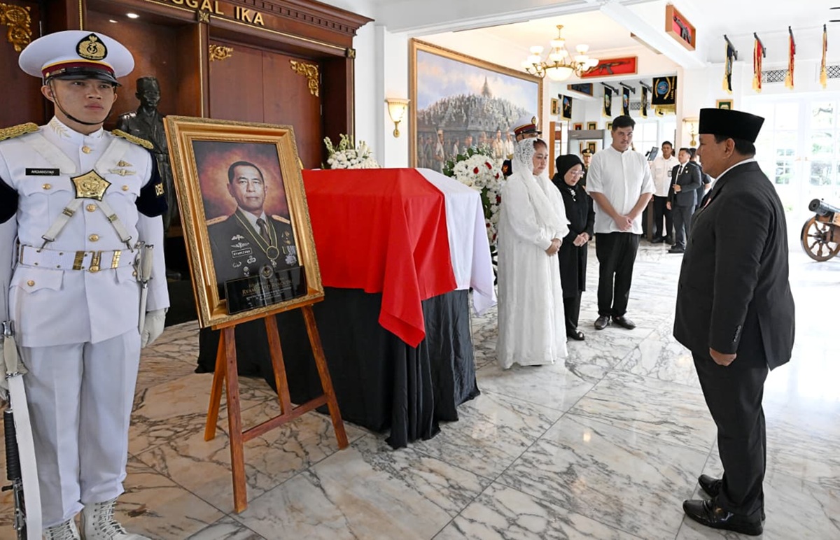 Prabowo Pays Final Respects to Ryamizard Ryacudu