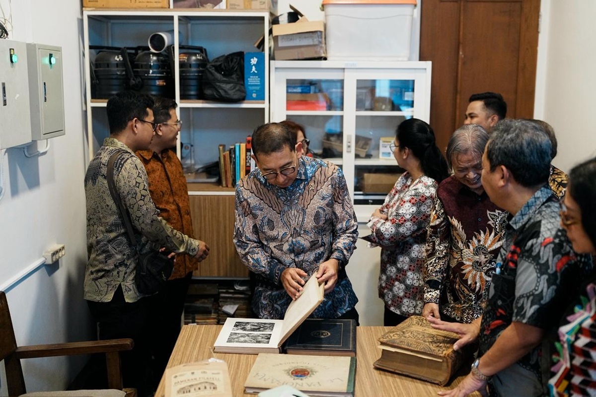 Minister of Culture Fadli Zon Urges Public to Understand History Through Philatelic Archives