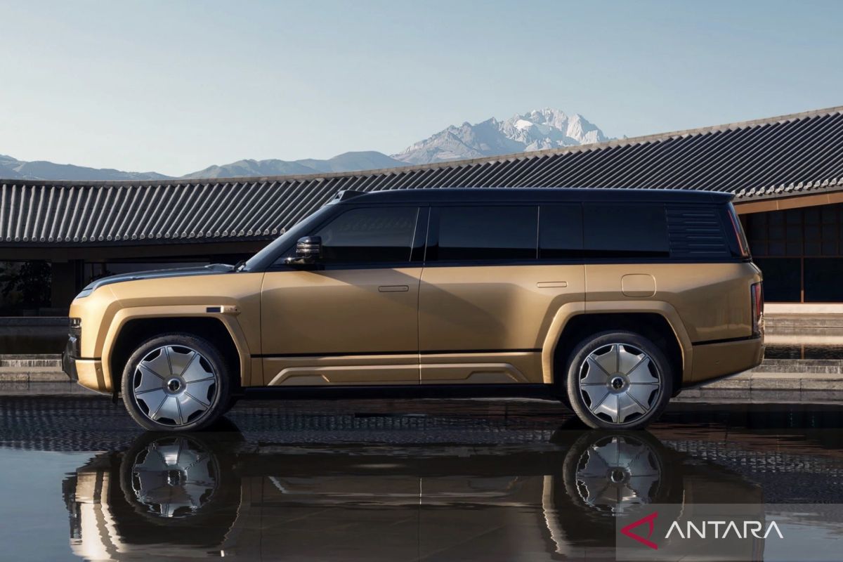 BYD claims new Yangwang U8L frame passes 12-tonne lift test