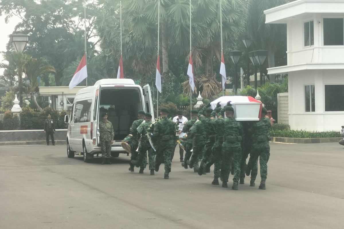Remains of Ryamizard Ryacudu Depart from Defence Ministry to Kalibata National Heroes' Cemetery