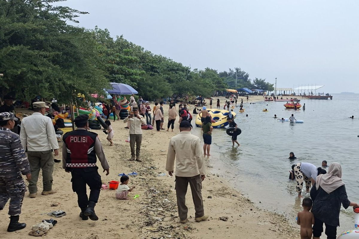 Thousands of visitors enjoyed weekend holiday at Untung Jawa Island
