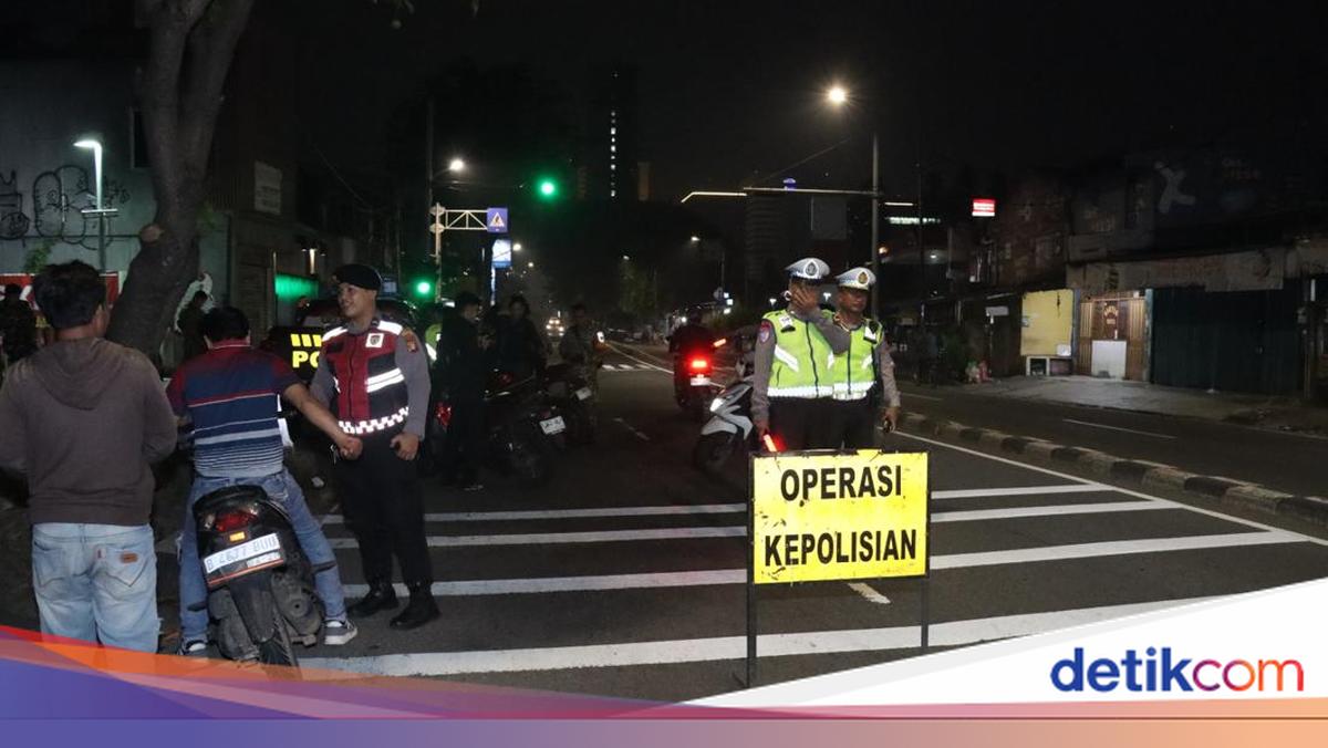 Police Arrest Man Carrying Shabu During West Jakarta Dawn Patrol