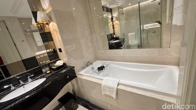 Luxurious Bathtub Experience at The Trans Luxury Hotel Surabaya