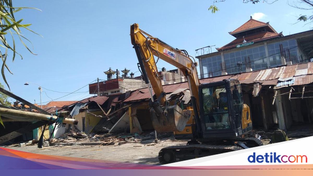 Heavy machinery starts levelling Tabanan's Terminal Pesiapan area