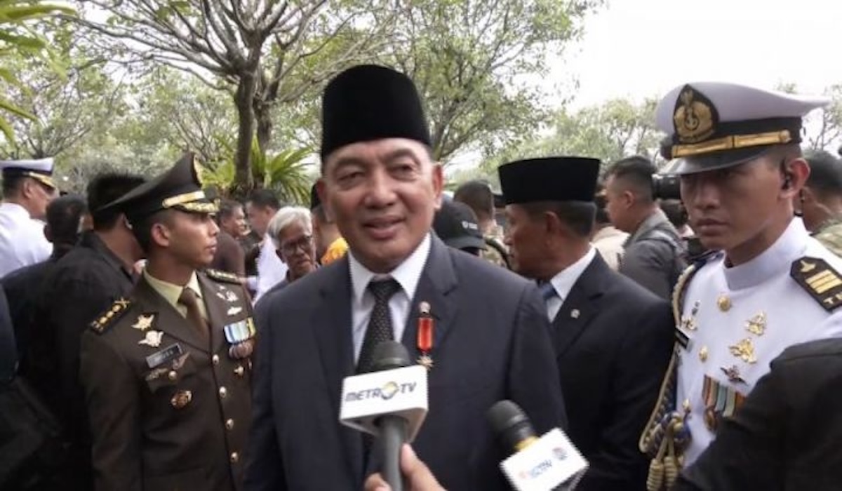 Defence Minister Sjafrie Sjamsoeddin Honours Ryamizard Ryacudu as a Model Soldier
