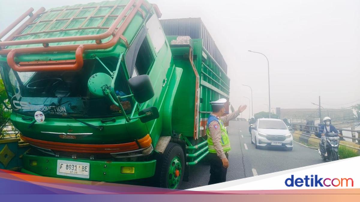 Truck Breaks Down on Ciputat Flyover in South Tangerang Following Brake Failure