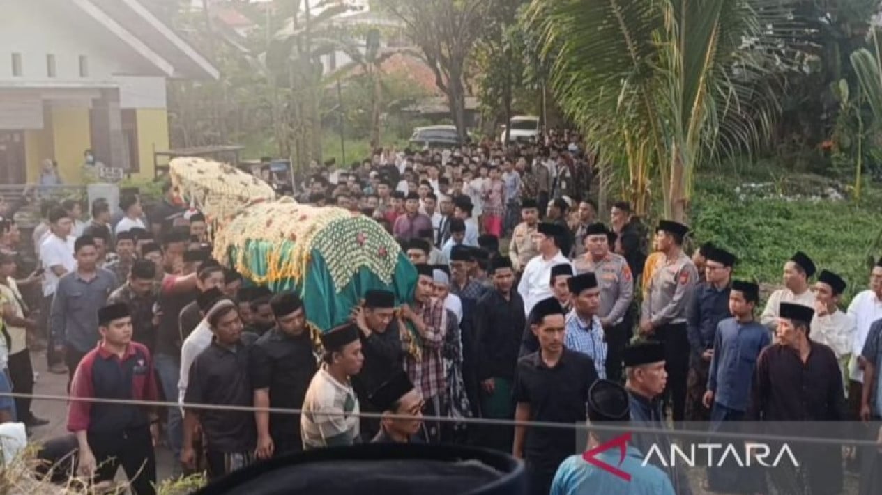 Death of Buntet Pesantren Cirebon's KH Adib Rofiuddin Izza