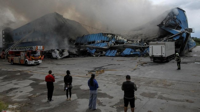 Drone Strike Destroys Giant Warehouse in Dnipro, Ukraine