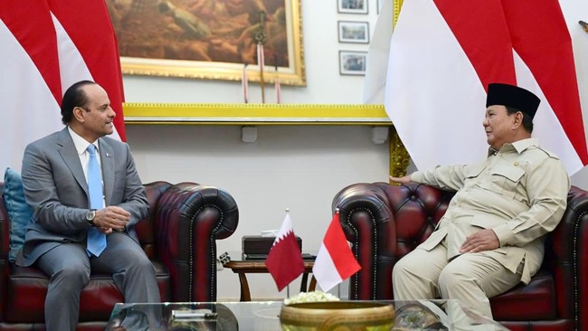 Qatar Emir's Envoy Holds Surprise Meeting with Prabowo, Delivers Message