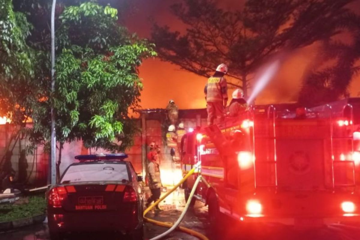 Fire engulfs Central Jakarta residential property as 33 fire engines deployed