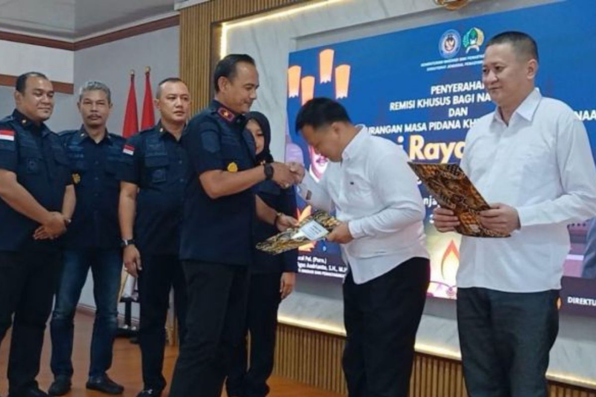 Medan Class I Prison grants special Waisak remission to 35 inmates