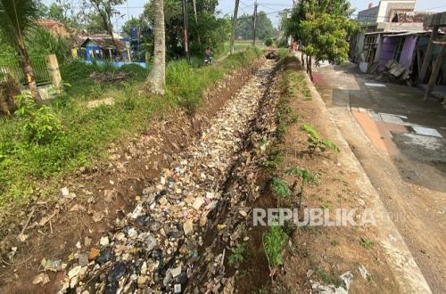 Bandung Barat irrigation channels clogged with rubbish causing foul odours and squalor