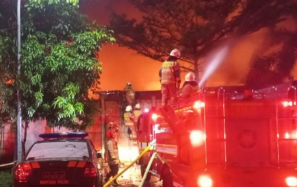 33 Firefighting Units Deployed to Tackle Major Fire in Kemayoran