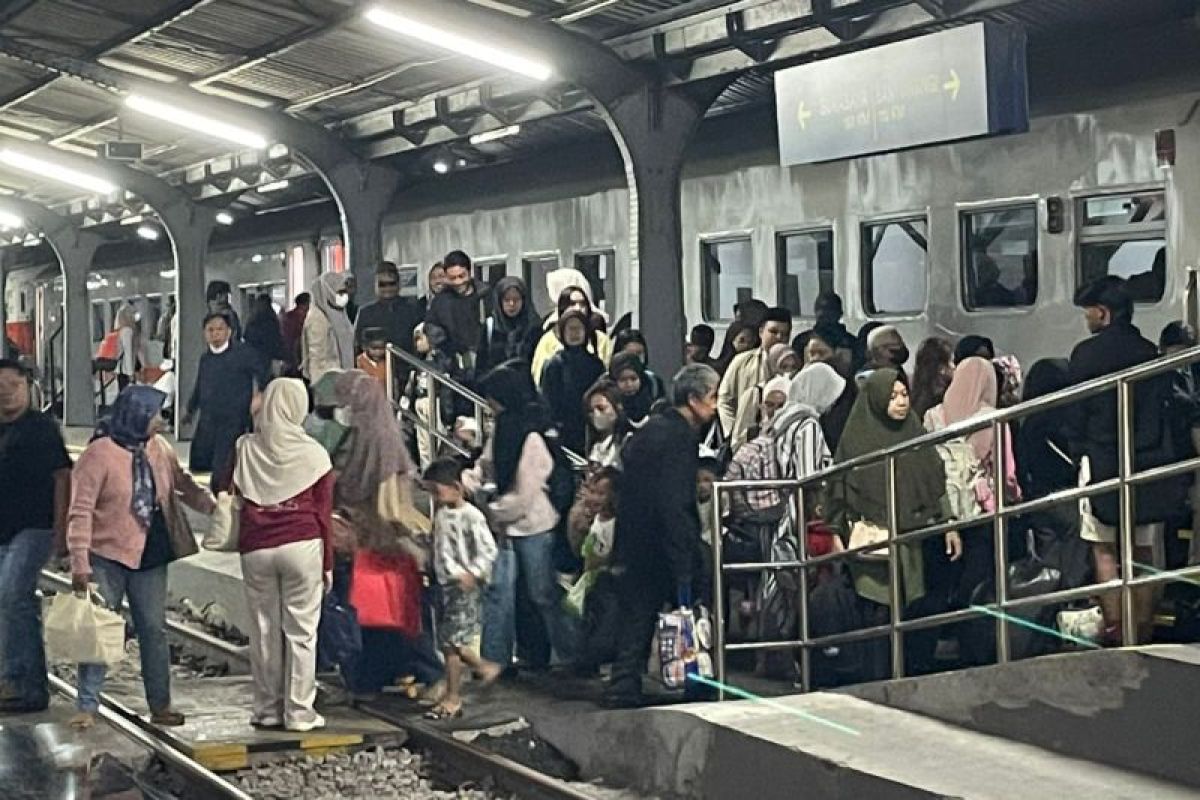 93,209 passengers use train services during long weekend holiday