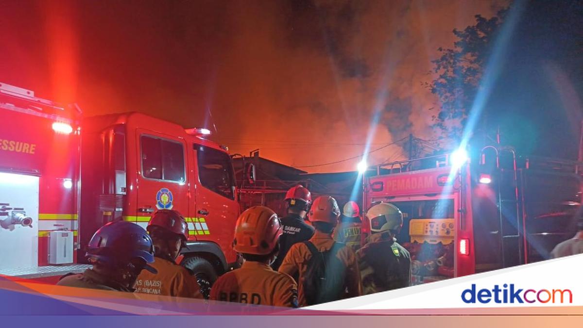 Fire Still Burning as 33 Fire Engines Deployed to Kemayoran House Fire