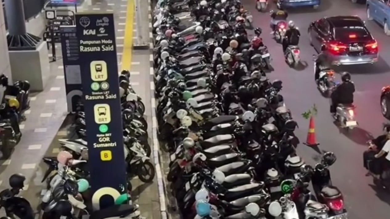 Motorcycles and Cars Parked on Rasuna Said Sidewalk During Concert, DKI Jakarta Transportation Agency Apologises