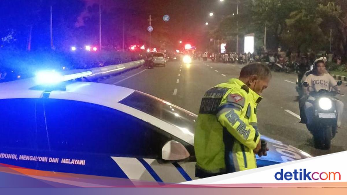 Traffic Diverted in Central Jakarta's Kemayoran Gempol Road After Major Fire