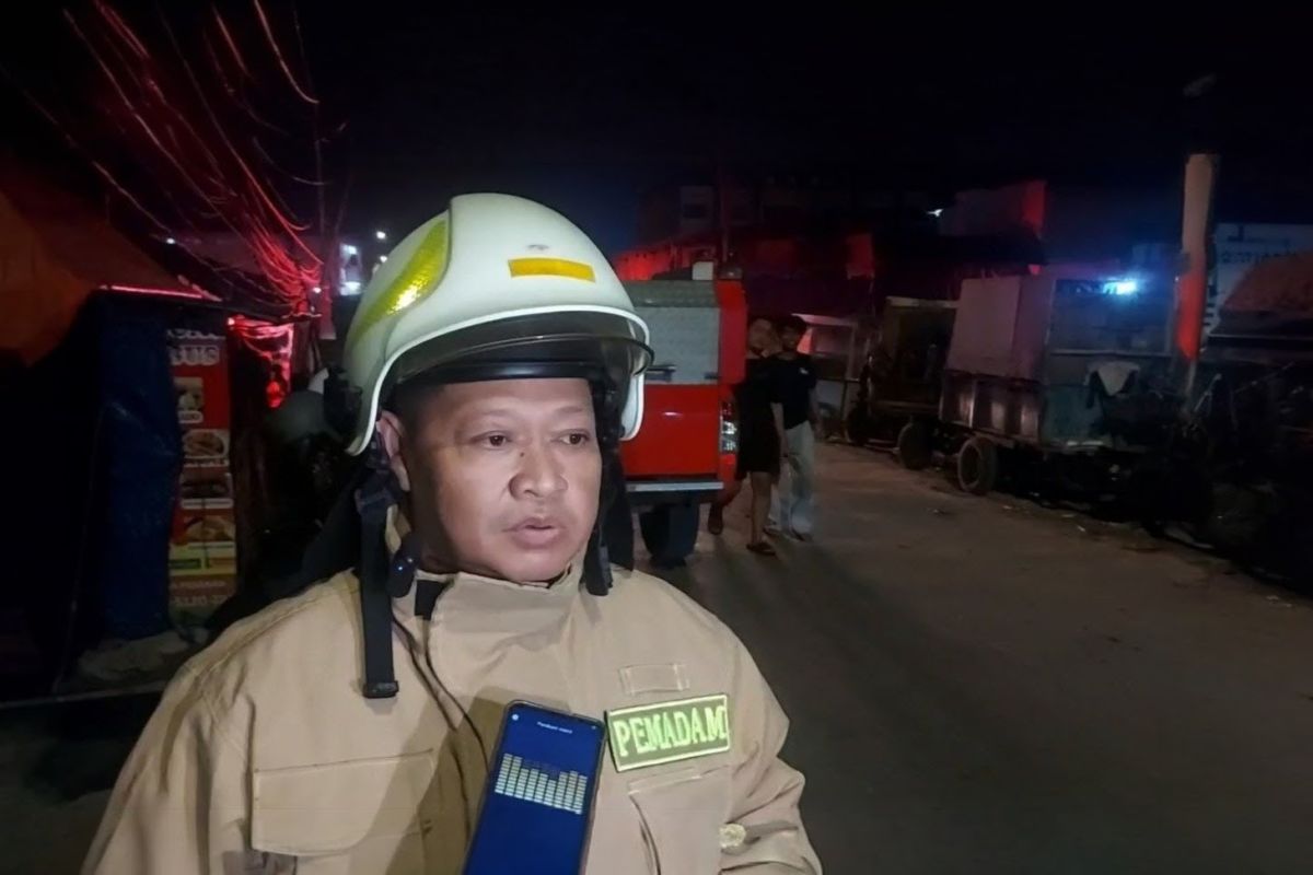 Fire brigade swiftly extinguishes stilt house fire in Muara Karang