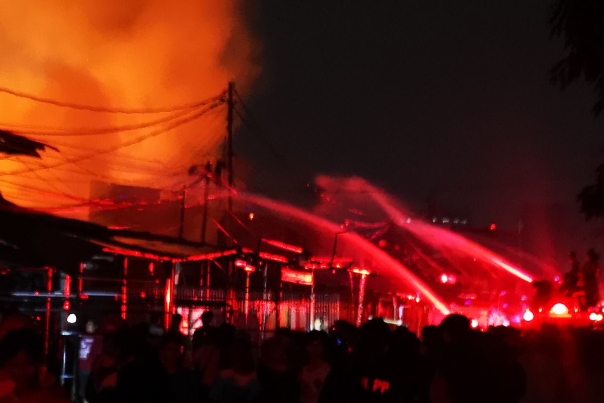 200 police officers help evacuate Kemayoran fire victims