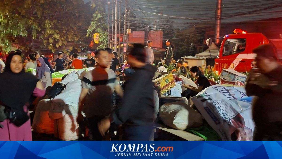 Pasar Jiung Village Fire in Kemayoran: Residents Push Through Smoke to Salvage Belongings