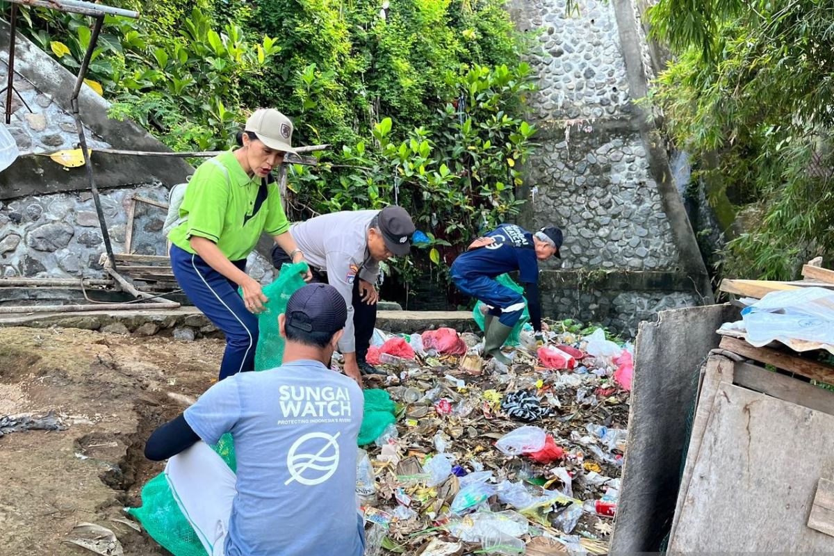 Buleleng residents clean river to commemorate Pancasila Foundation Day