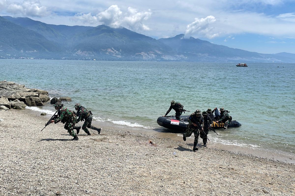 Indonesian Navy strengthens troop readiness through amphibious landing exercise in Palu