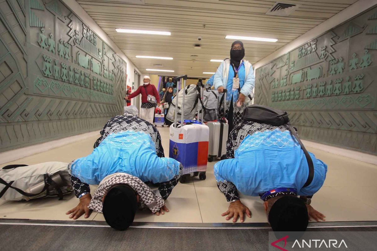 First Hajj Group Prostrate in Gratitude Upon Return to Indonesia