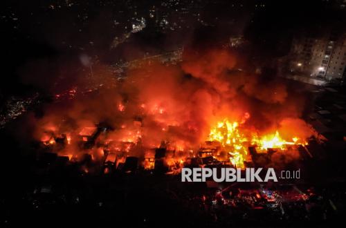 Devastating Fire Sweeps Through Densely Populated Housing in Kemayoran, Hundreds Affected