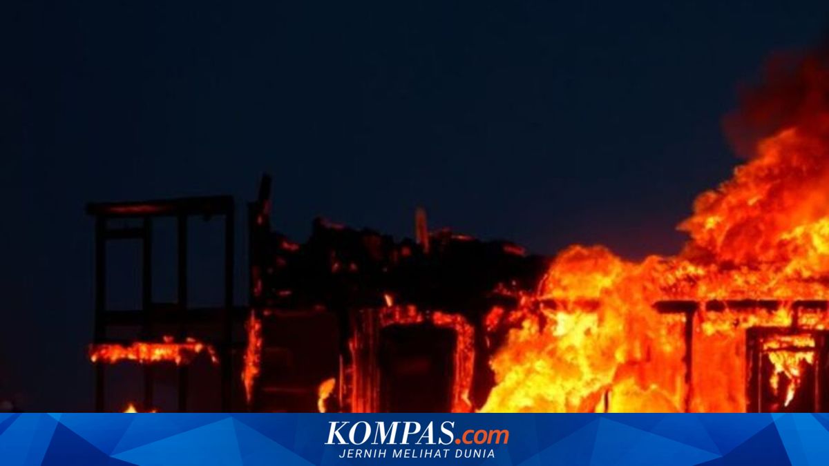 Two Houses Destroyed in Muara Angke Fire, Suspected Electrical Short Circuit