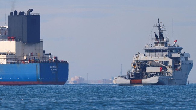 Macron Targets Russia's Shadow Fleet as Kremlin Accuses France of "Piracy"