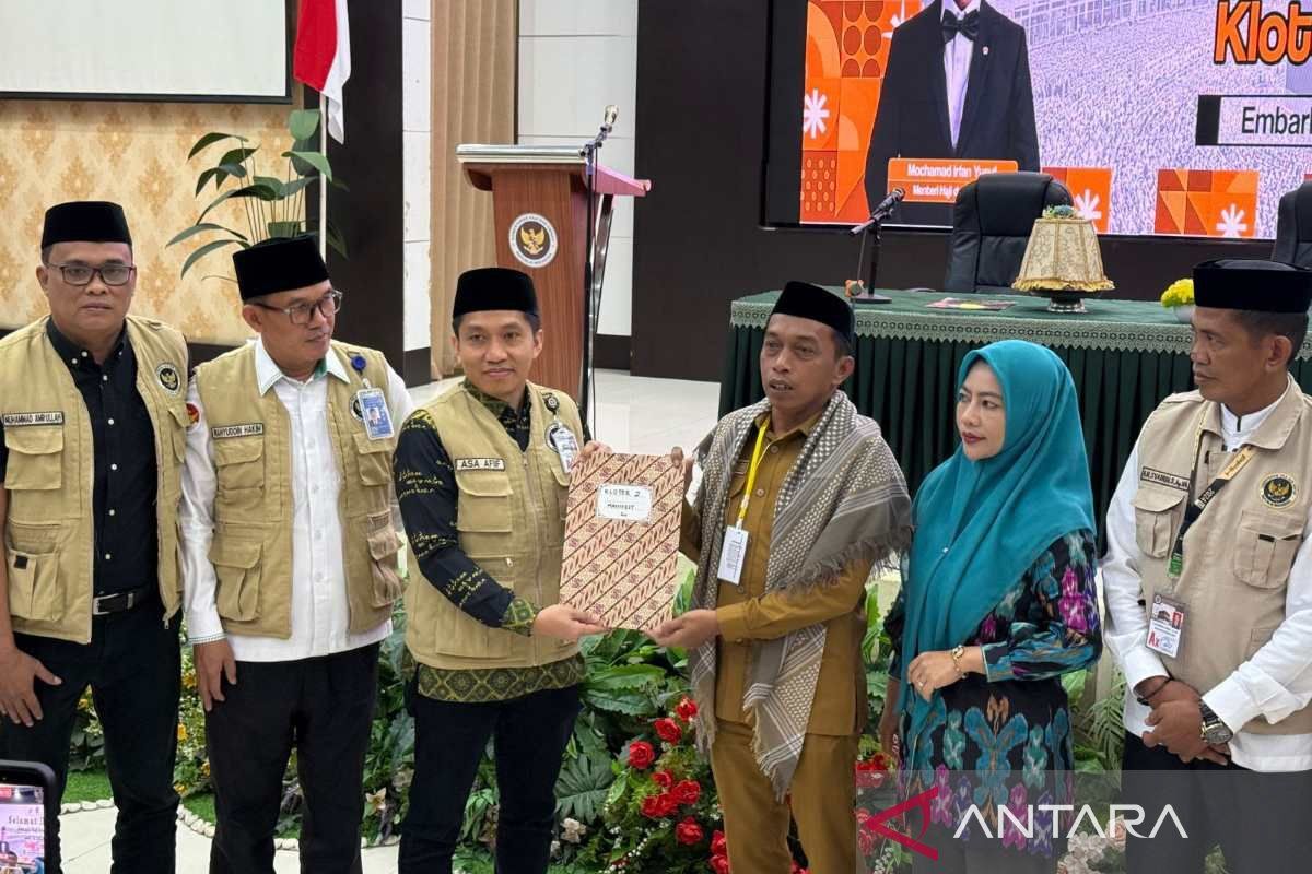 Sidrap Regent personally greets Hajj pilgrims upon arrival in Indonesia