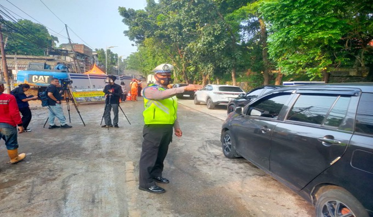 Road Subsidence in Lenteng Agung Remains Closed