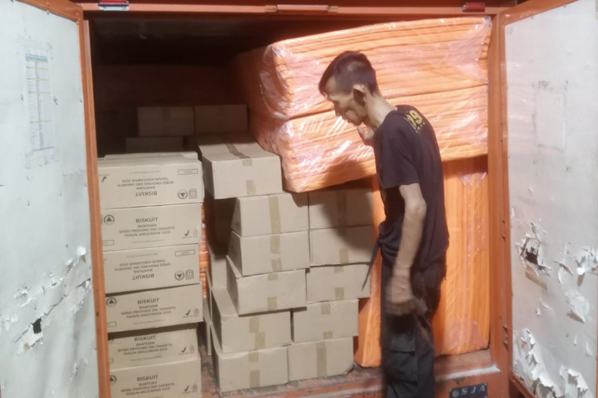 Jakarta Disaster Management Agency Distributes Logistics to Kemayoran Fire Victims