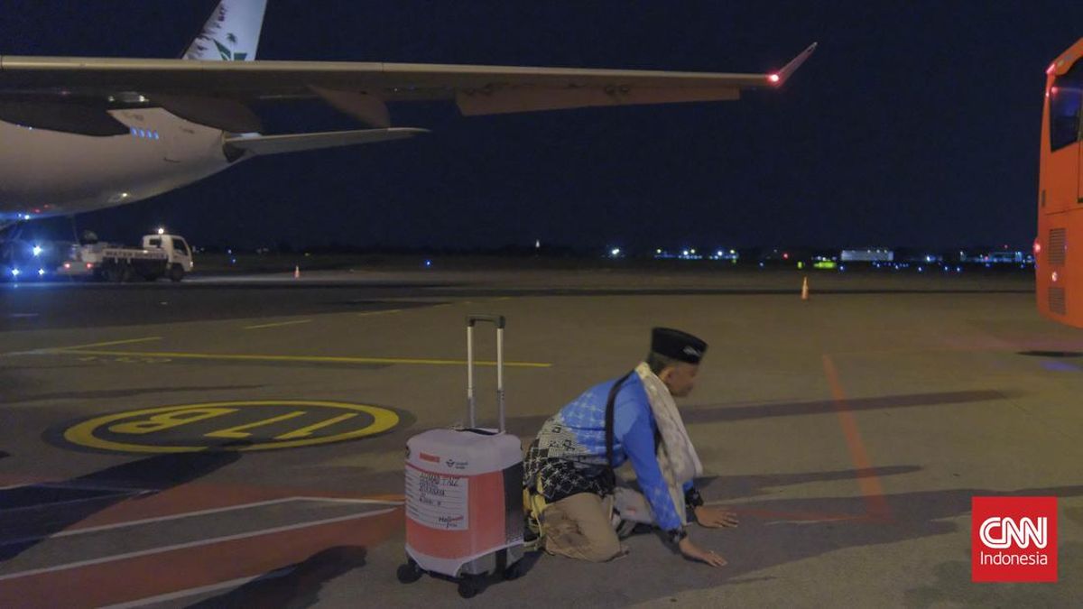 First East Java Hajj Group Arrives in Indonesia, Performing Prostration in Gratitude on Airport Tarmac