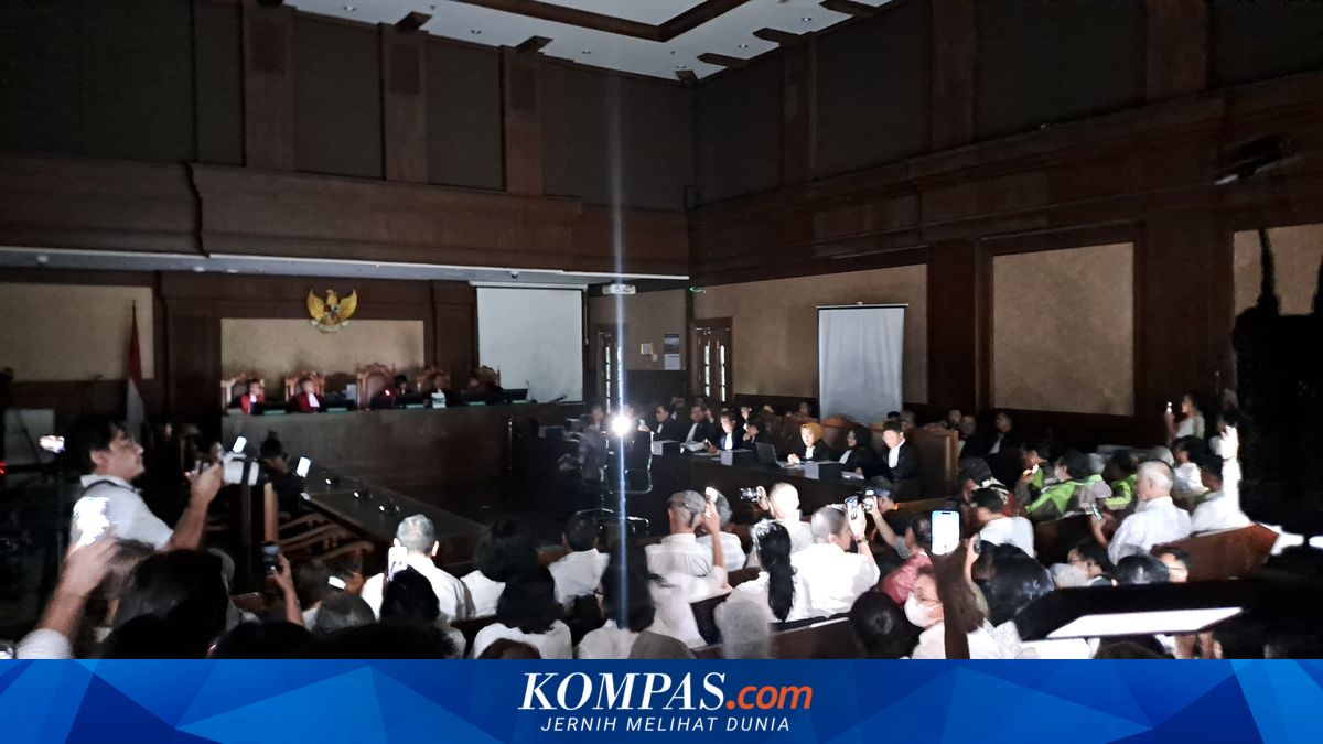 Nadiem Makarim's Plea Hearing Interrupted by Power Outage