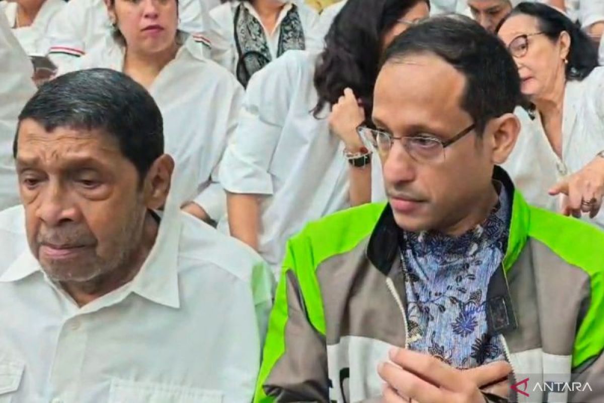Nadiem begins plea by paying tribute to Jokowi and Prabowo