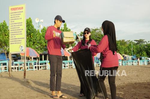 PLN and Environmental Community Clean Up Beaches in Makassar