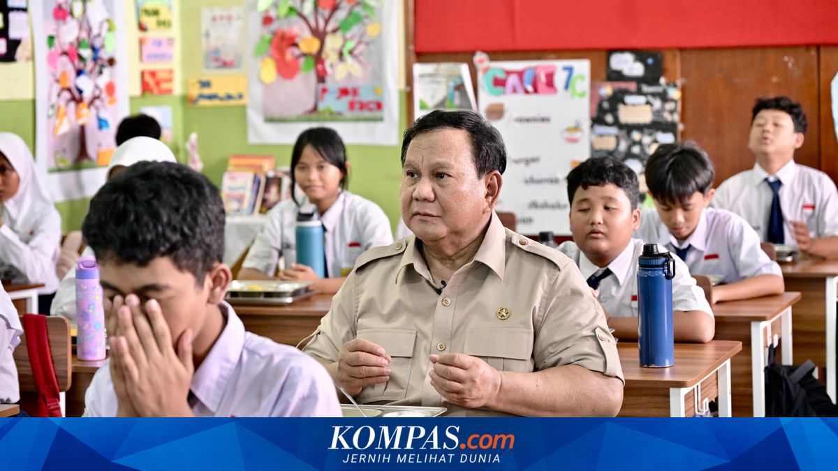 Prabowo Joins Students for Free Nutritious Meal Programme at Jakarta Junior High School