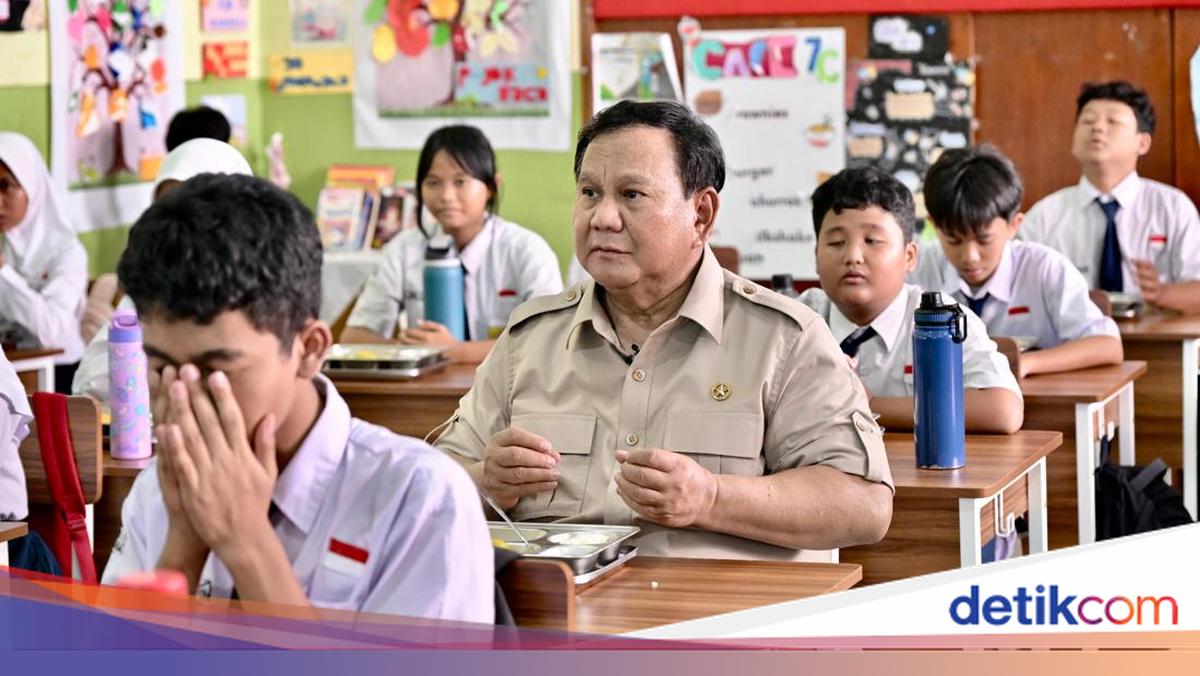 Prabowo Inspects Free Nutritious Meal Programme at SMPN 111 Jakarta, Eats Alongside Students