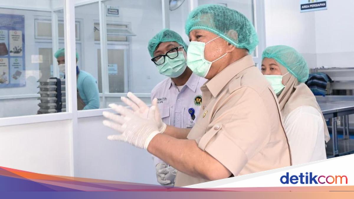 Wearing Head Coverings and Gloves, Prabowo Inspects SPPG in Palmerah