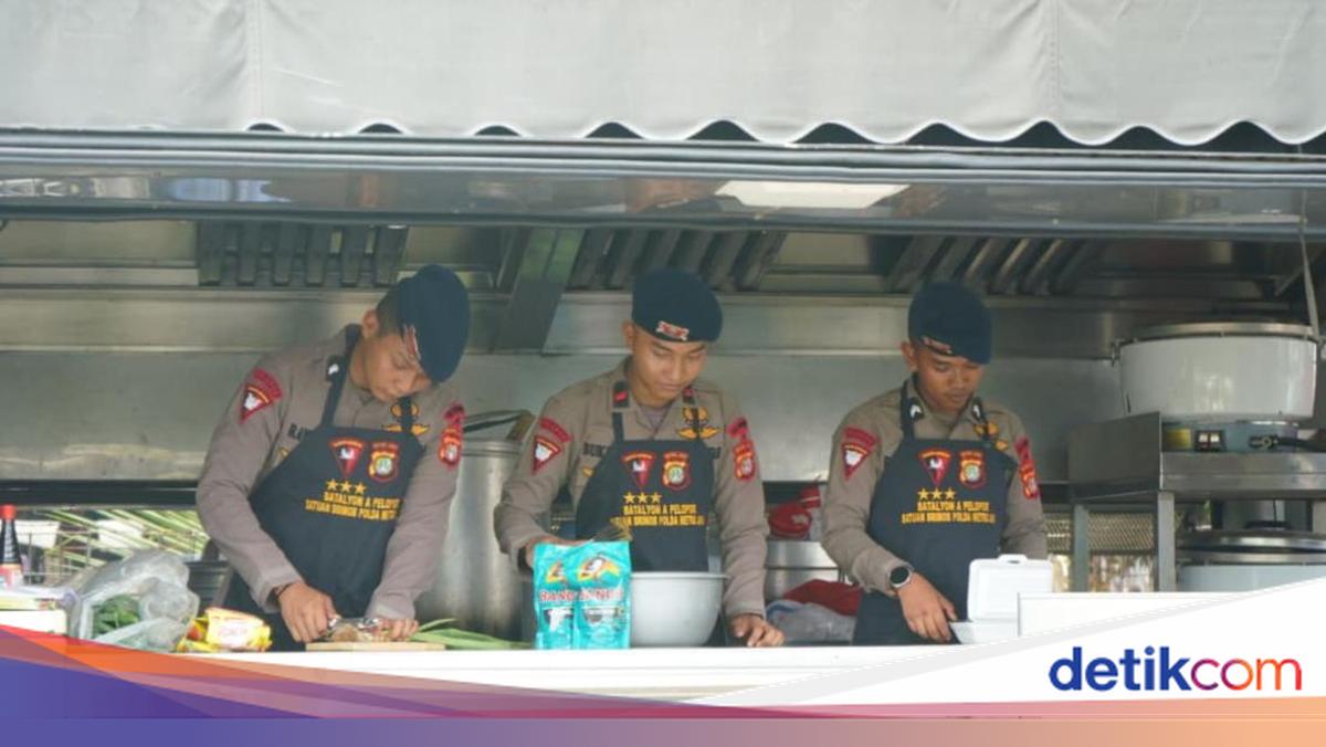 Metro Jaya Brimob Establishes Kitchen to Assist Residents Affected by Kemayoran Fire