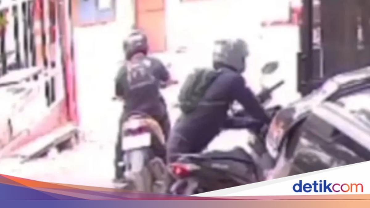 Thief Caught Stealing Motorcycle in East Jakarta Points Gun at Resident