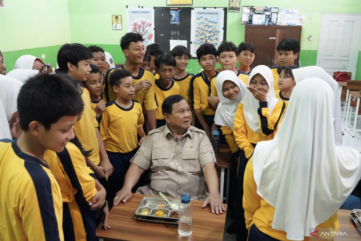 President Prabowo joins students for Free Nutritious Meal at SMPN 111 Jakarta