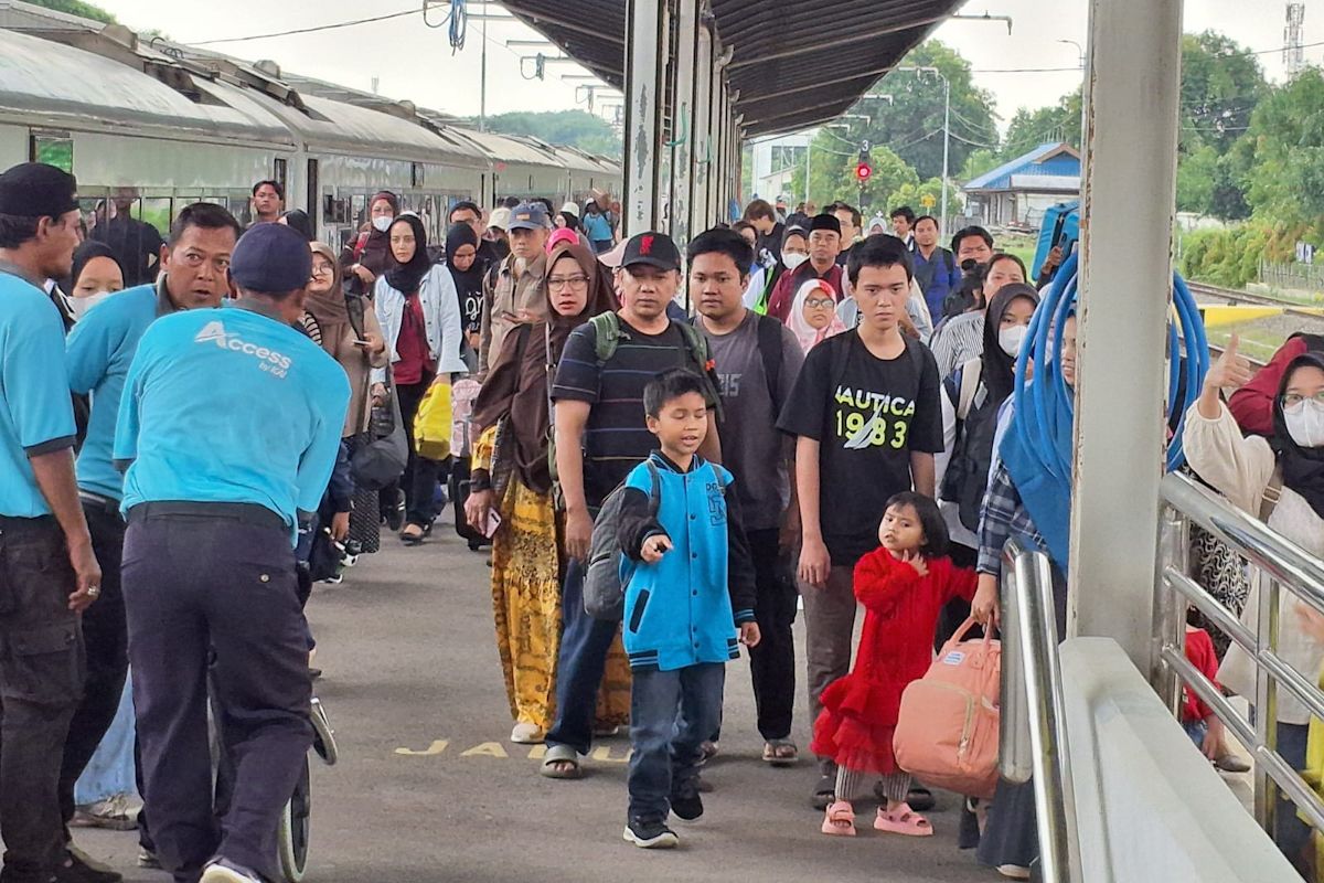 KAI Daop 1 Jakarta Transports 588,000 Passengers During Long Holiday Period